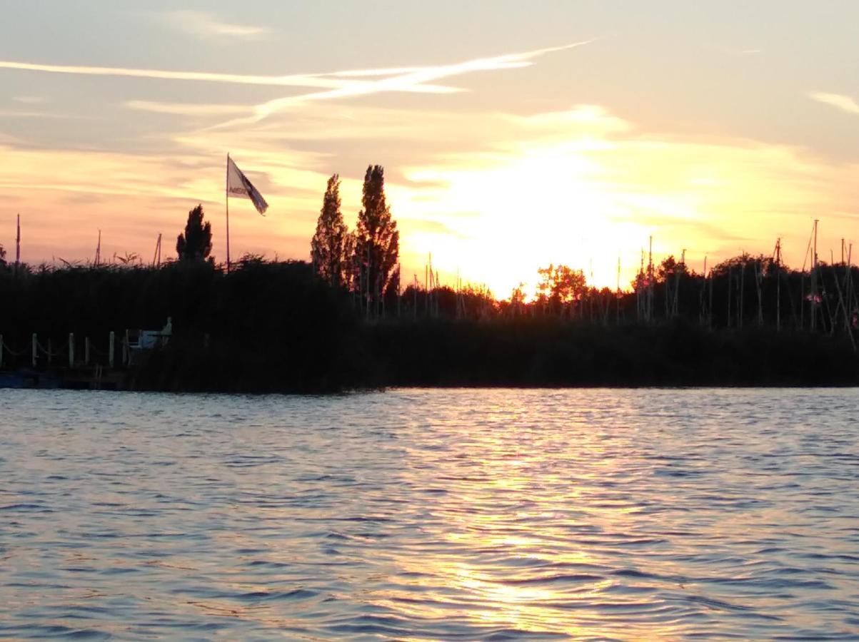 Pfahlbau Sunset I Toplage Elektroboot Inklusive * Rust