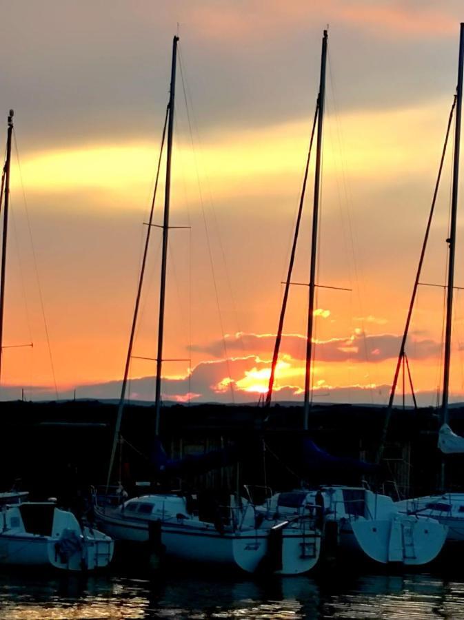 Hébergement de vacances Pfahlbau Sunset I Toplage Elektroboot Inklusive